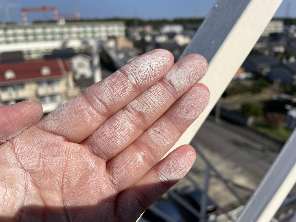 手すりを触った手に付いた白い粉（チョーキング）
