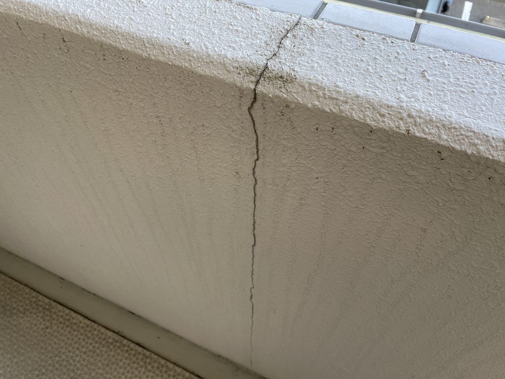 外壁に入った縦のひび割れ