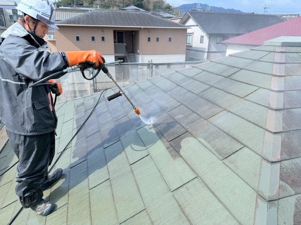 県外オーナー様の賃貸アパート塗装 屋根の高圧洗浄
