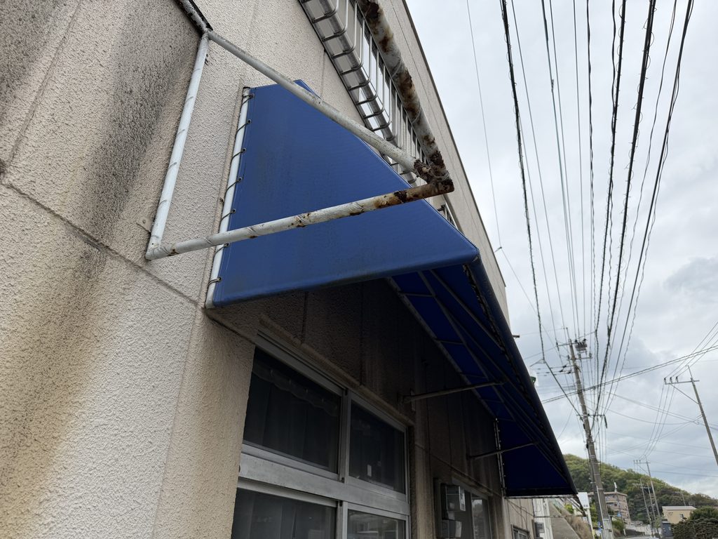 雨だれの汚れが付いた建物の外壁