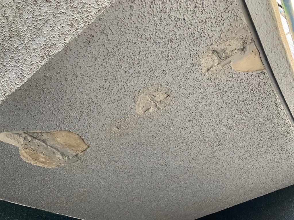 爆裂を補修したコンクリートの天井
