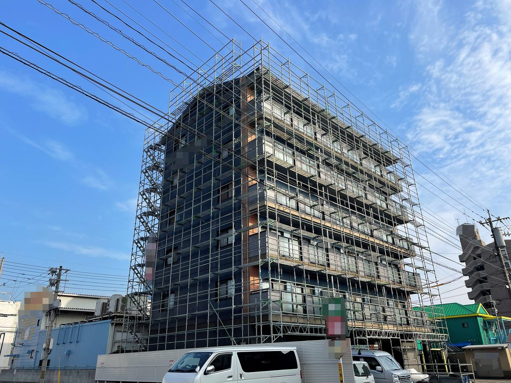 足場を組んで大規模修繕中のマンション
