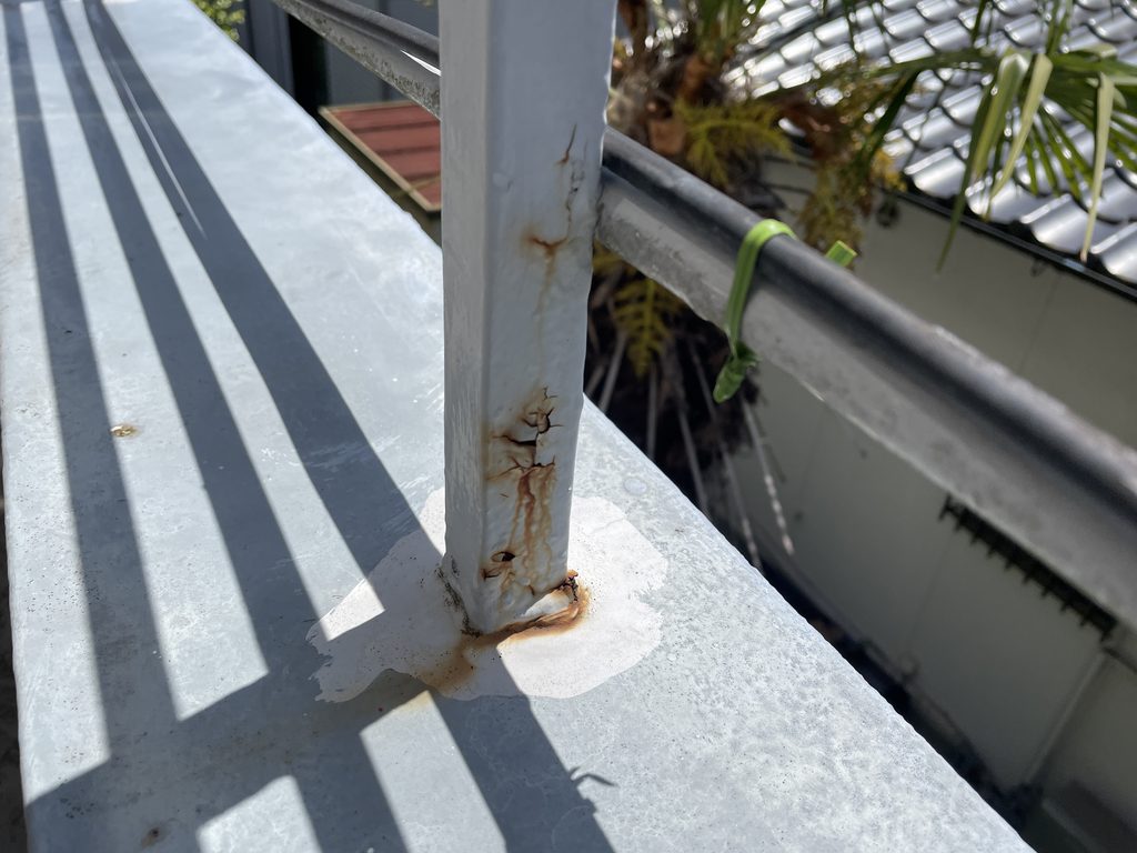 手すりの付け根に出たサビ