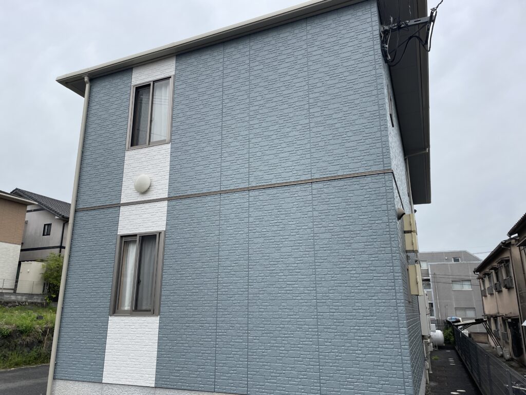 県外オーナー様の賃貸アパート塗装 塗装後の外観（側面）